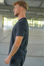 Lade das Bild in den Galerie-Viewer, Rose Shirt Schwarz