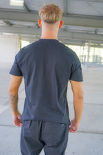 Lade das Bild in den Galerie-Viewer, Rose Shirt Schwarz